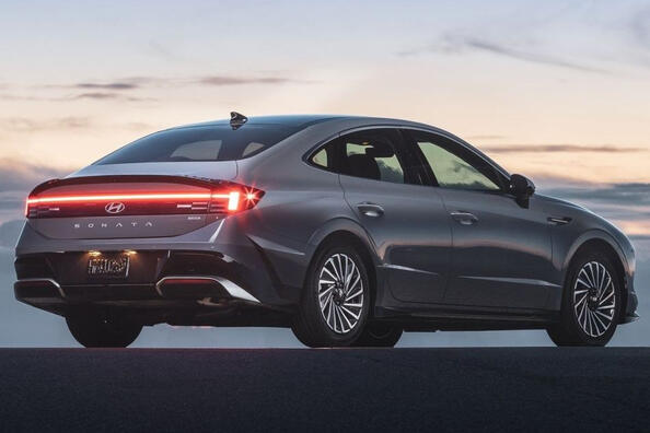 Rückblick auf die aktualisierte Limousine des Hyundai Sonata der achten Generation Foto 5