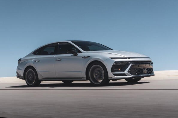 Rückblick auf die aktualisierte Limousine des Hyundai Sonata der achten Generation Foto 2