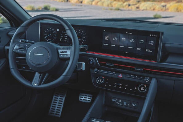 Rückblick auf die aktualisierte Limousine des Hyundai Sonata der achten Generation Foto 6