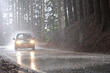 Wie man bei Regenwetter richtig Auto fährt Foto 1