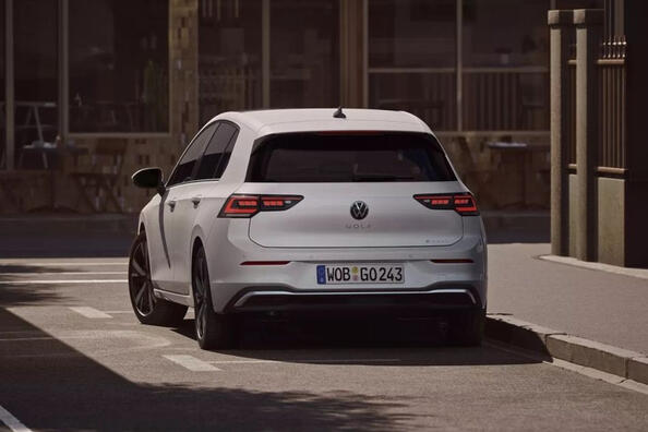 Volkswagen Golf 8. Generation: Neugestaltung im Jahr 2024 Foto 4