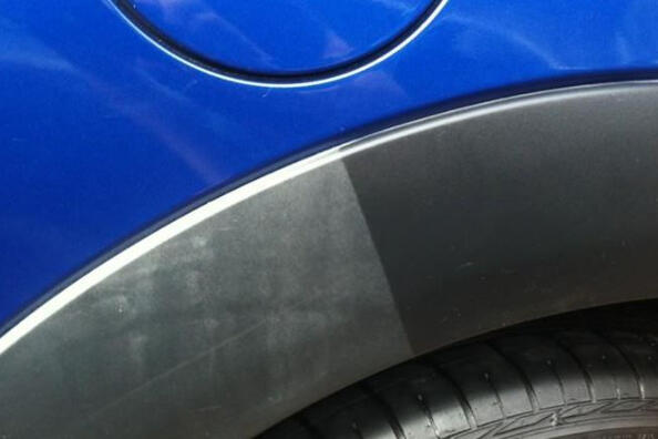 Womit kann man den schwarzen Kunststoff eines Autos schwärzen?