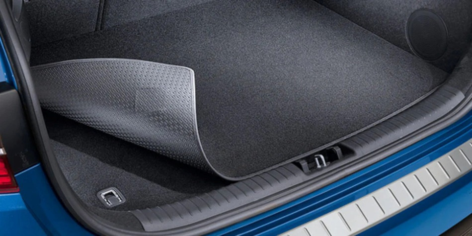 Welche Kofferraummatte ist besser: Gummi oder Textil?