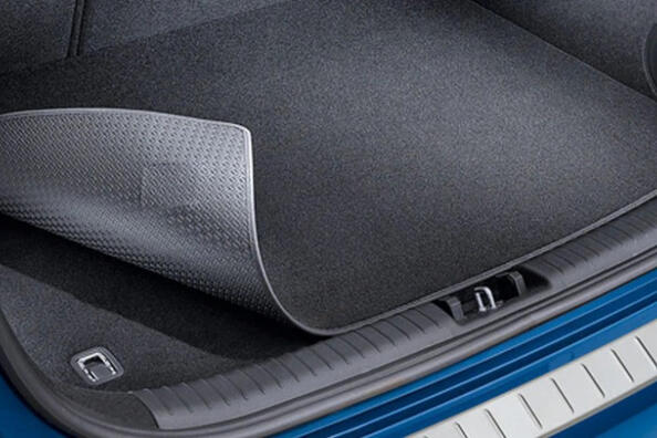 Welche Kofferraummatte ist besser: Gummi oder Textil?