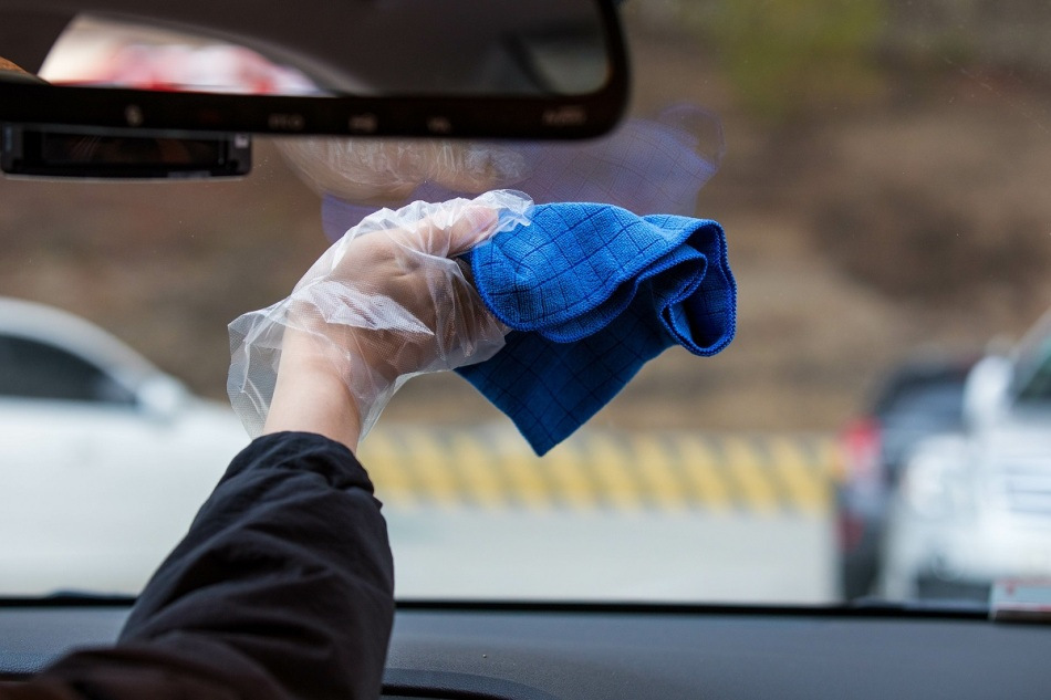 So entfernen Sie Streifen auf der Autoscheibe: Tipps und Life-Hacks