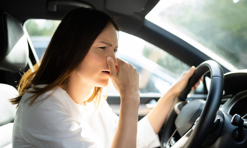 Wie neutralisiert man effektiv den unangenehmen Geruch im Autoinnenraum?