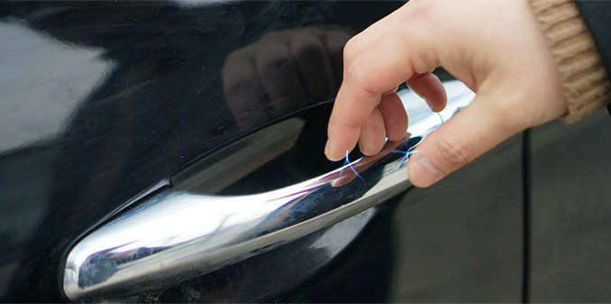 Warum erleidet das Auto manchmal einen Stromschlag?