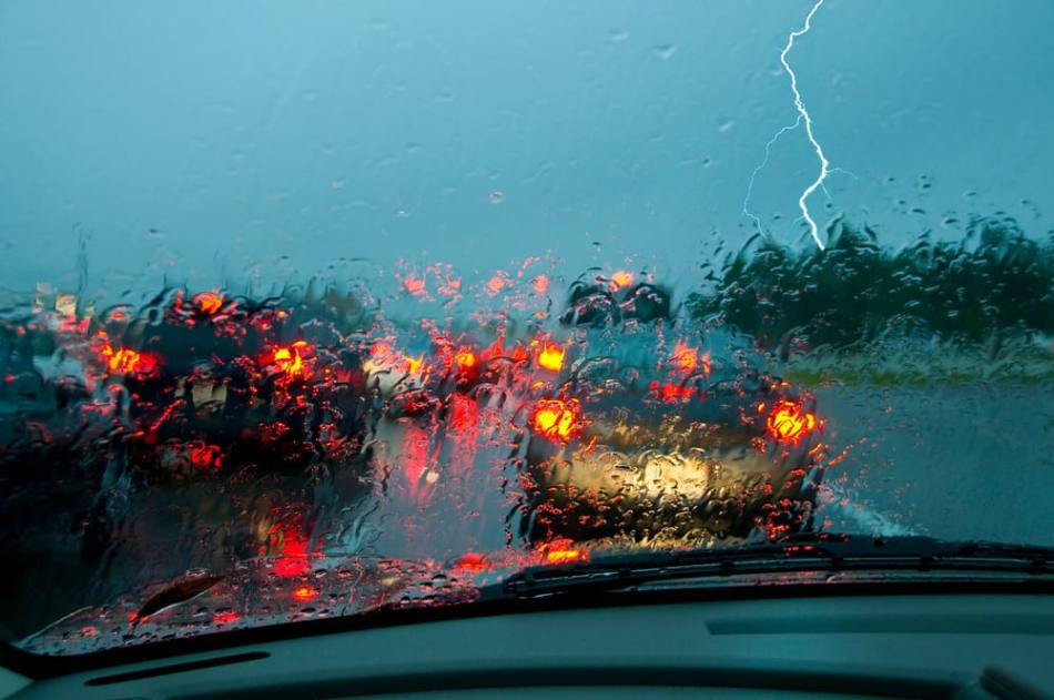 Wenn ein Gewitter im Auto erfasst wird: Was tun?