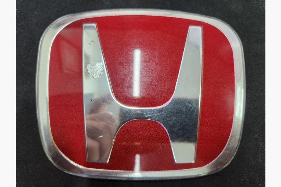Honda Emblem (rot, selbstklebend) Reduzierter Artikel 113mm x 93mm (Lochabstand 50mm) Image