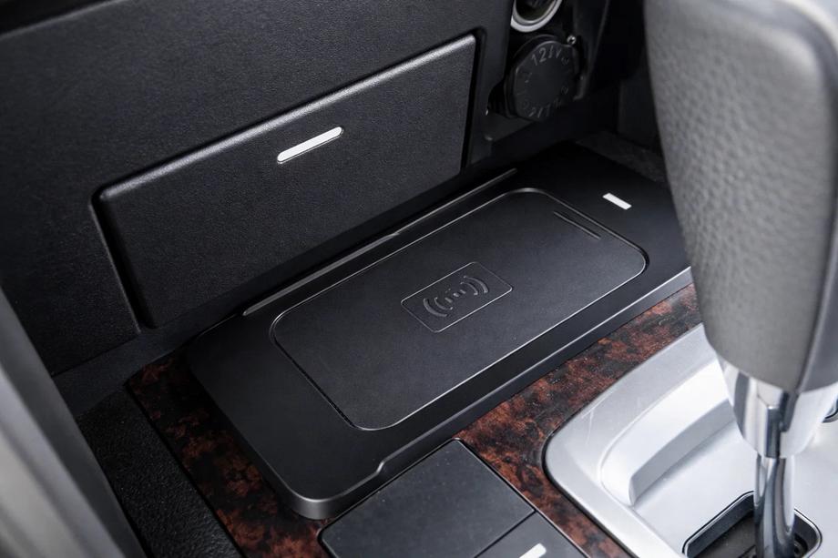 Toyota Land Cruiser 200 2007-2021 Kabelloses Handy-Ladegeraet Set (2007-2015) Image