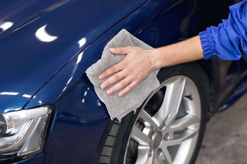 Ein glänzender Körper mit eigenen Händen: Die Geheimnisse des Auftragens von Autowachs