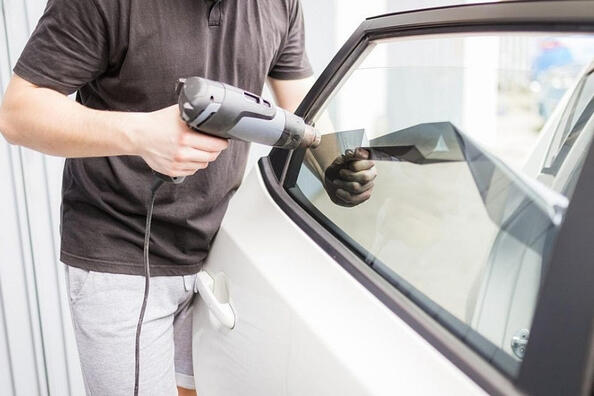 Keine Lust mehr auf Muskelaufbau? Wir entfernen die alte Folie mit unseren eigenen Händen vom Auto