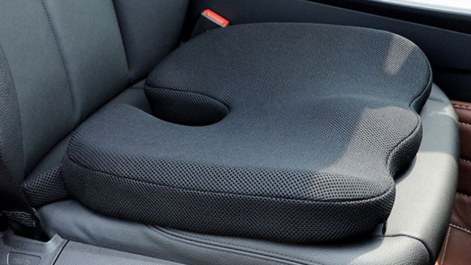 Wir wählen ein orthopädisches Kissen für den Autositz