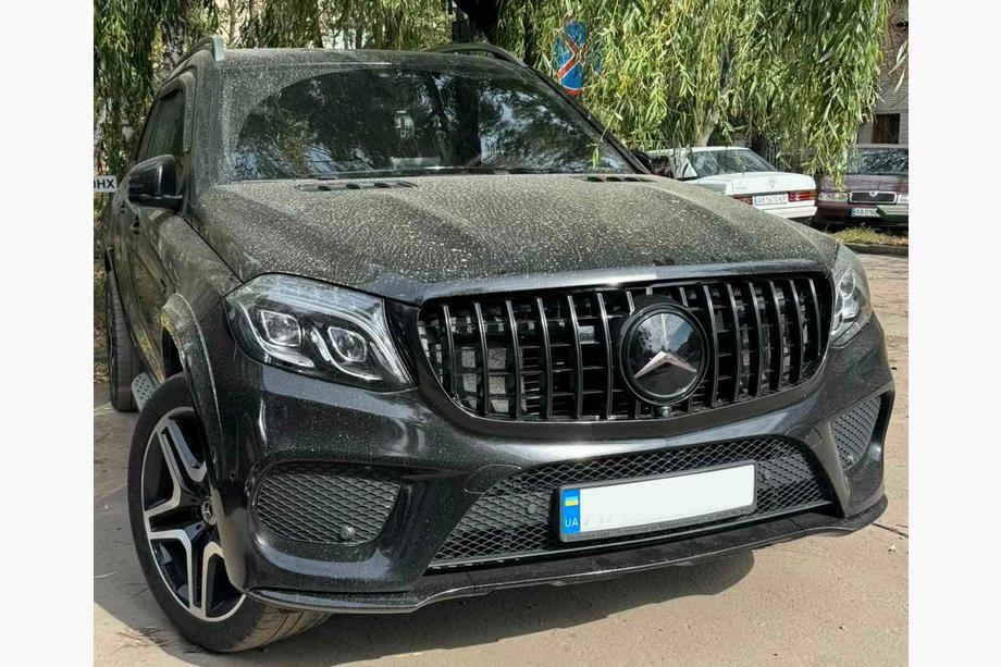 Mercedes GL/GLS class X166 2012-2019 Frontemblem unter Glas, schwarzer Rahmen a0008880111 (Für GLS) Image