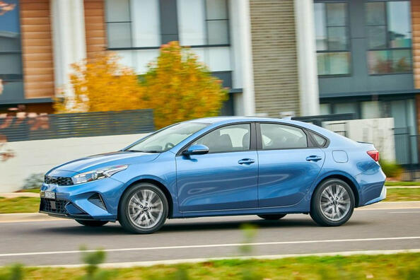 Überblick über die stilvolle und praktische Stadtlimousine KIA Cerato Foto 2
