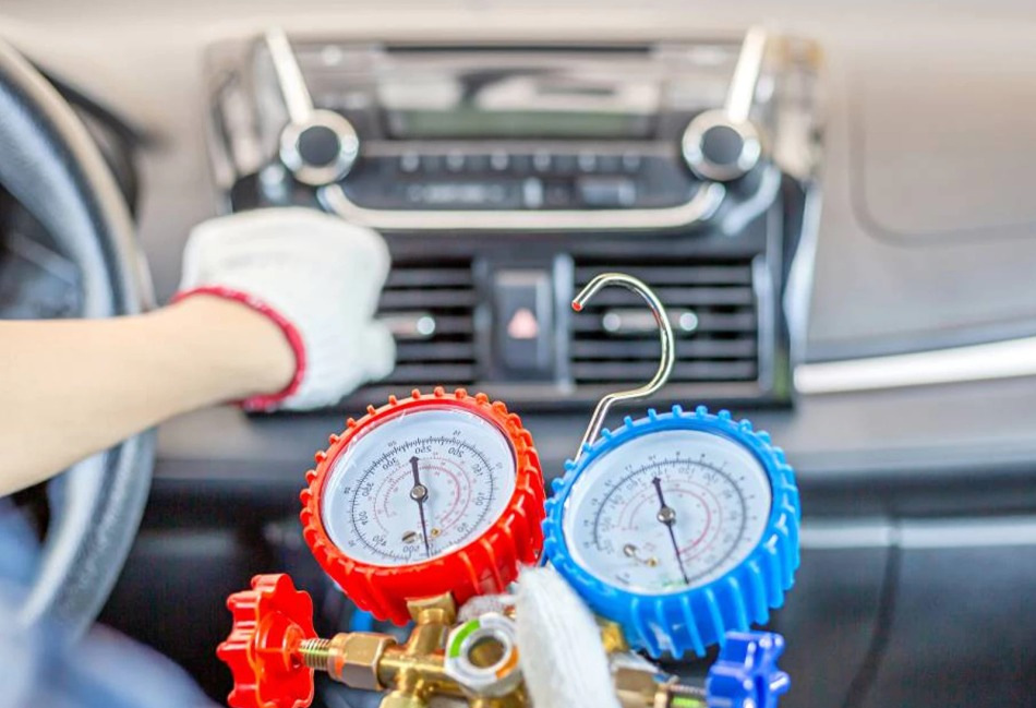 Wie kann man verstehen, dass die Klimaanlage im Auto nachgefüllt werden muss?
