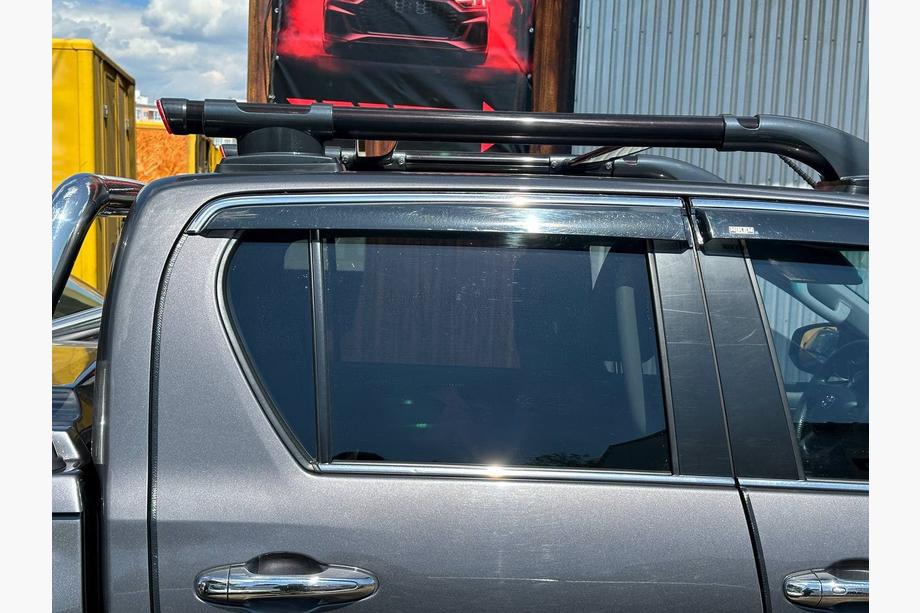 Toyota Hilux 2015- Dachreling Shark mit Querträger Schwarz Foto 7