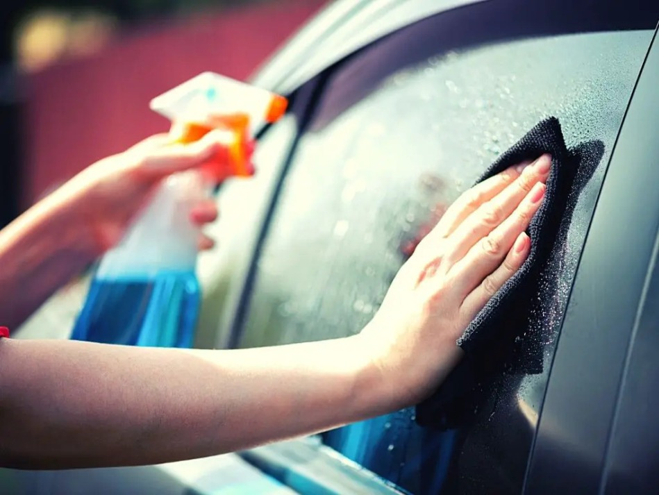 So entfernen Sie Klebebandspuren von Autoglas