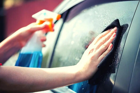 So entfernen Sie Klebebandspuren von Autoglas