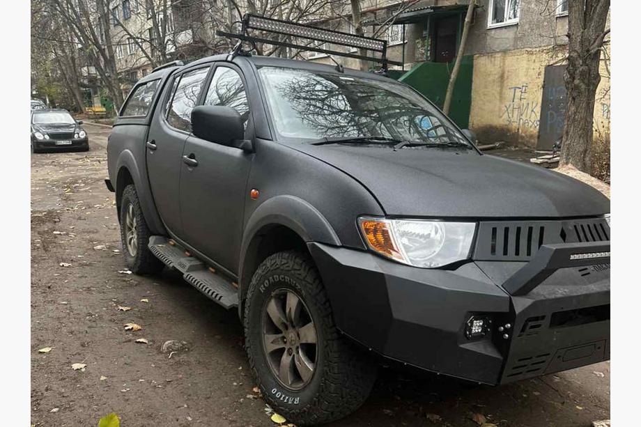 Mitsubishi L200 2015-2024 Seitenstufen Dakar V2 mit LED (2019+, 2 Stk, Metall) Foto 3