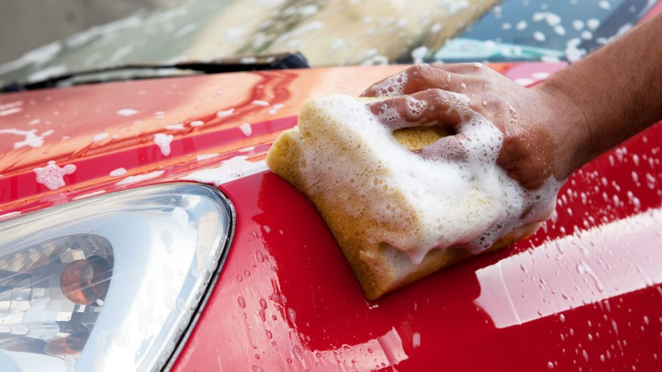 Was ist besser zum Autowaschen: Bürste oder Schwamm?