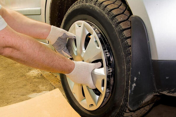 Wie bringe ich Kappen an Autorädern an?