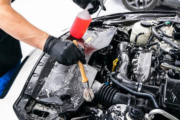 So waschen Sie den Motorraum eines Autos richtig