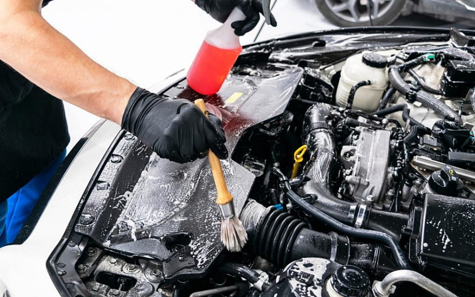 So waschen Sie den Motorraum eines Autos richtig
