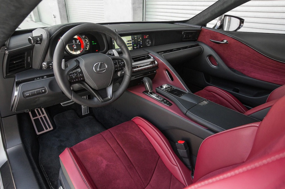 Alcantara im Autoinnenraum: Vorteile und Eigenschaften