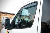Mercedes Sprinter W906 2006–2018 Einschub-Windabweiser (halbtransparent, 2 Stk., Cagatay) Foto 6