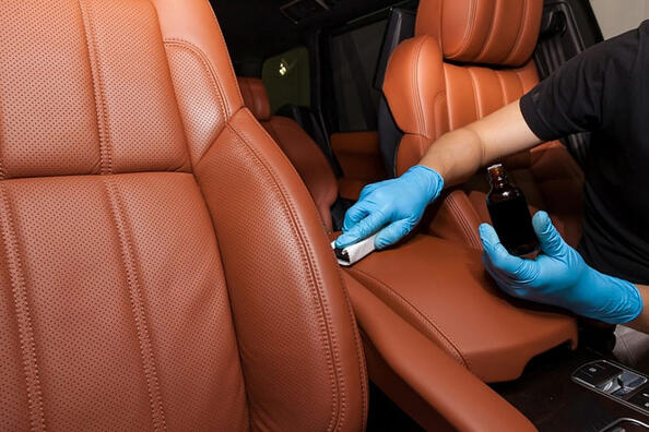 Was tun, wenn das Leder im Autoinnenraum rissig ist?
