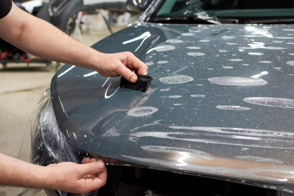 Vinyl oder Polyurethan: Was ist besser für ein Auto?