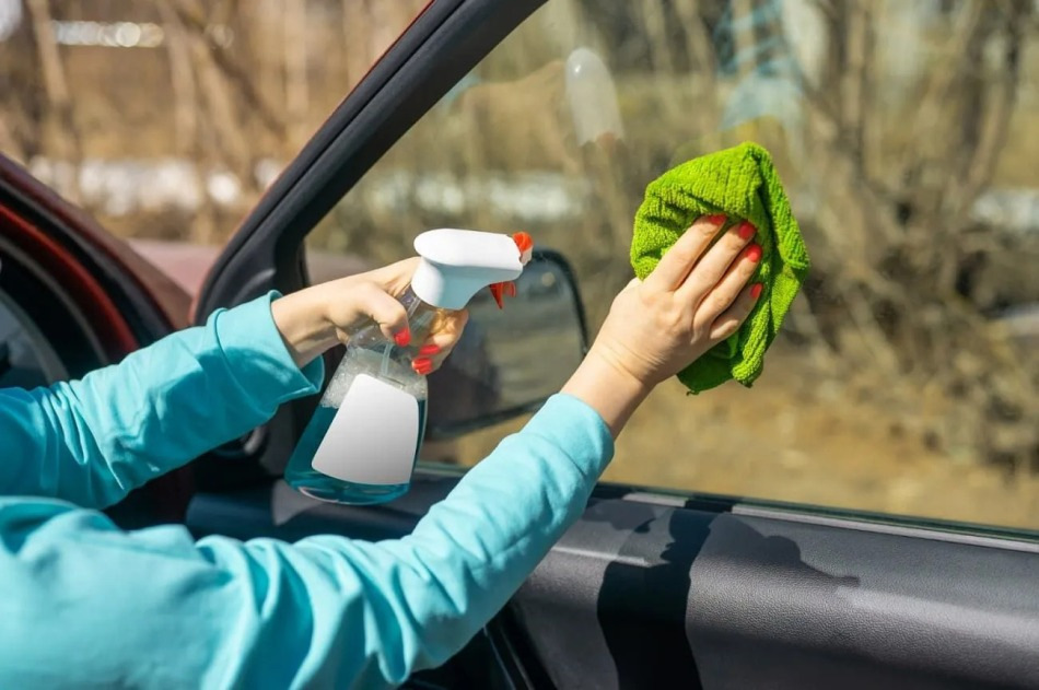 So pflegen Sie Autoglas: Reinigung und Schutz vor Beschädigungen