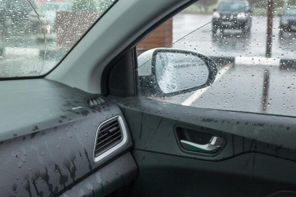 Wie schützt man das Auto vor übermäßiger Feuchtigkeit? Foto 1