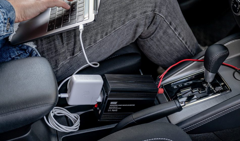 Wie bekomme ich 220 Volt in ein Auto?
