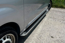 Opel Zafira Life 2019- Trittbretter Allmond Black (2 Stk., Aluminium) M – Mittlerer Radstand Foto 1