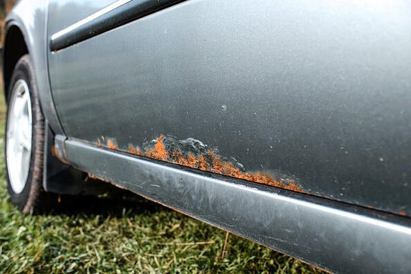 Wie entferne ich mit eigenen Händen Rost von einer Autokarosserie?