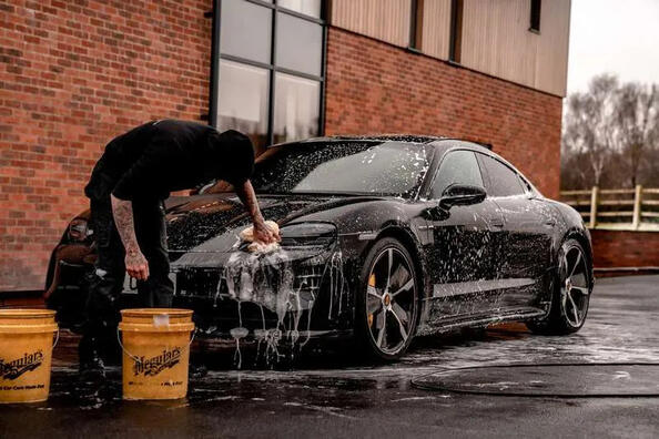 Wie wäscht man das Auto mit eigenen Händen, um die Lackschicht nicht zu beschädigen? Foto 1