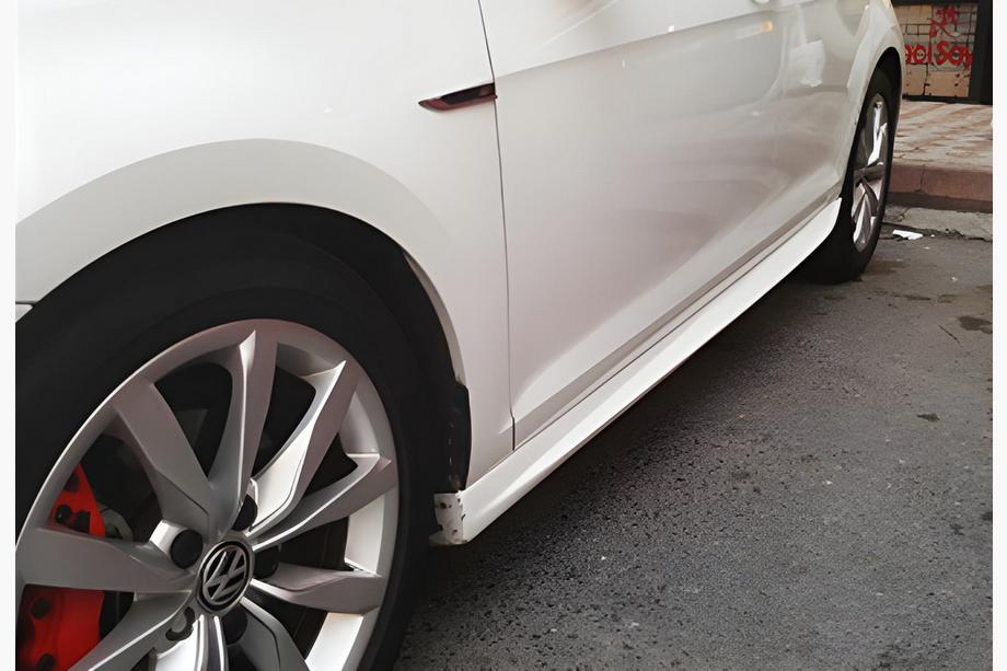 Volkswagen Golf 8 2019- Seitenschweller DPT V-1 (Schwarz Glanz) Foto 1