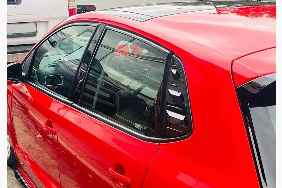 Volkswagen Polo 2017- Fensterabdeckungen hinten DPT (Schwarz Glanz, 2Stk) Image