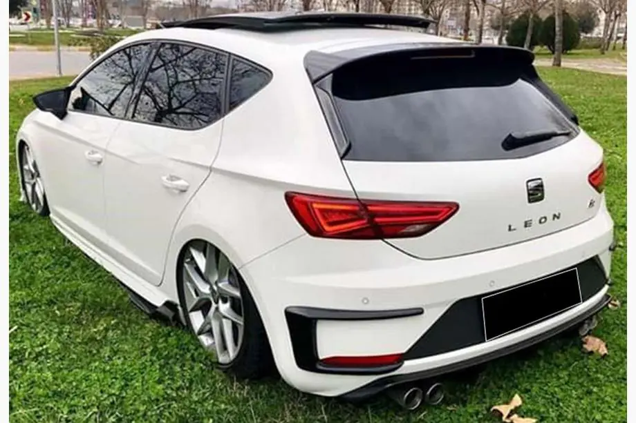Seat Leon 2013-2020 Heckstoßstangenaufsätze DPT (2017-2020, 2 Stück, Schwarz Glanz) Image