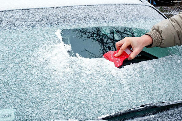 Was tun, wenn das Autoglas zugefroren ist?
