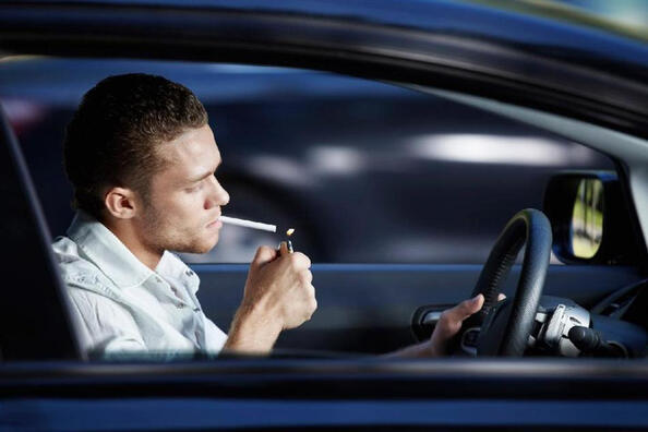 Warum Rauchen beim Autofahren nicht nur eine schlechte Angewohnheit ist