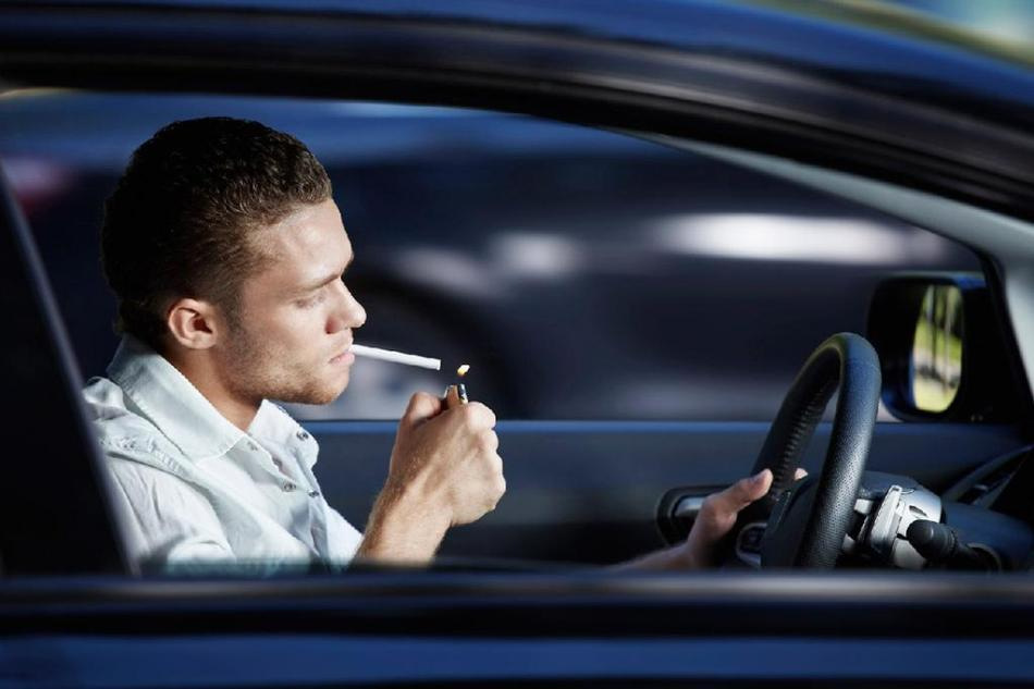 Warum Rauchen beim Autofahren nicht nur eine schlechte Angewohnheit ist