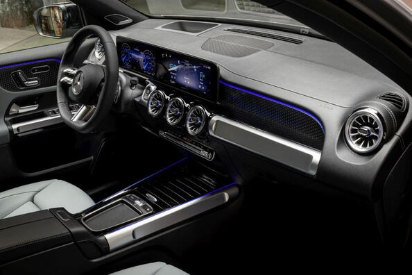 Mercedes-Benz EQB 2023: ein aktualisiertes Elektroauto für die Stadt und das Reisen Foto 6