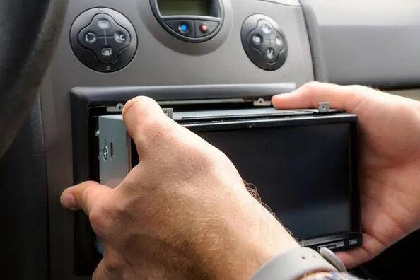 Austausch des serienmäßigen Auto-Audiosystems: Was Sie wissen müssen