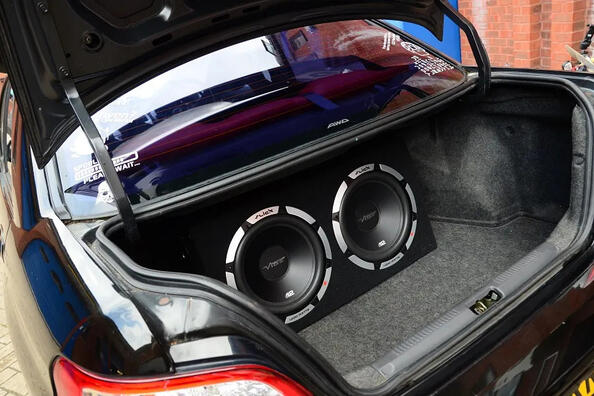 Subwoofer im Auto: Was ist das und warum wird er benötigt?