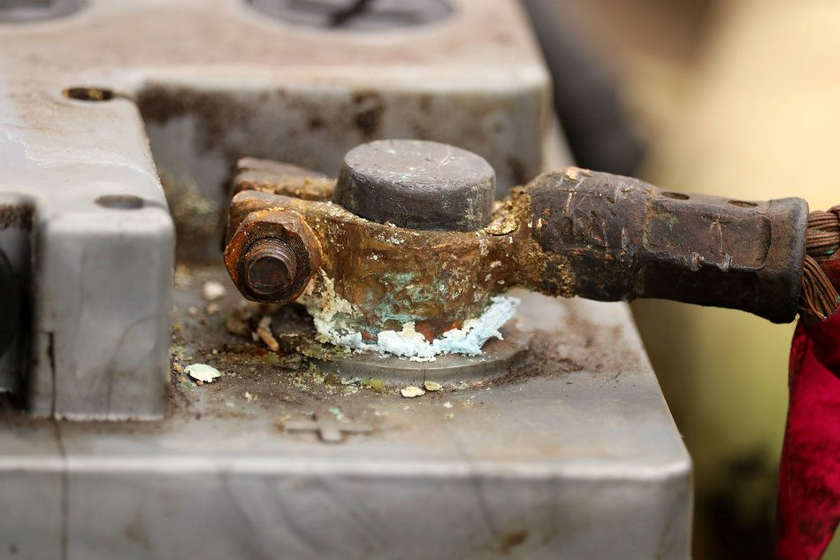 Wie reinige ich Batteriepole von Oxidation?
