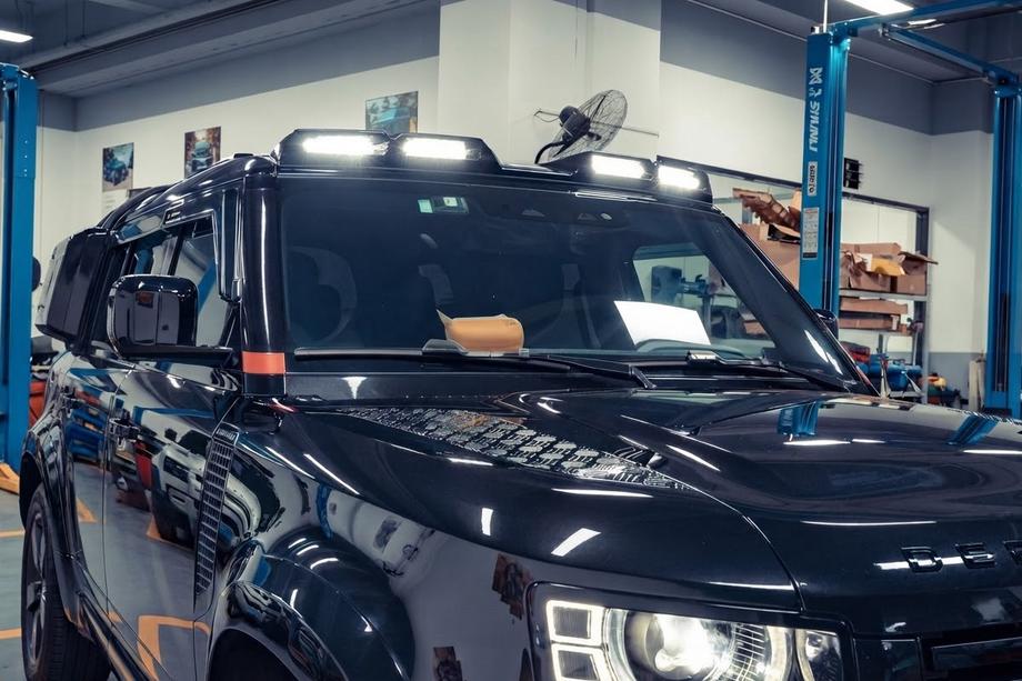 Land Rover Defender 2019- Windschutzscheiben-Visier mit 4 LED Image