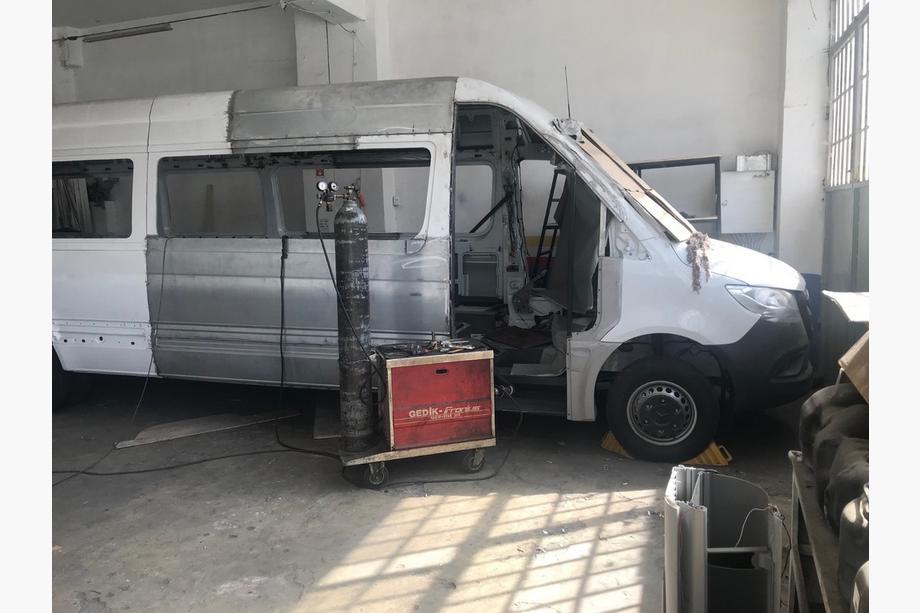 Mercedes Sprinter W907/W910 2018- Karosserie-Kit zur Fahrzeugverlängerung Mittelteil Foto 1